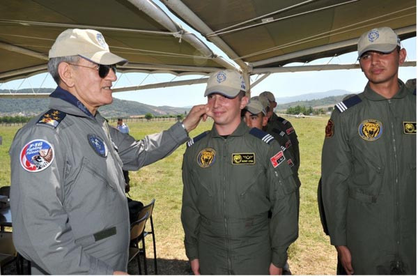 Orgeneral 'Genç kartalları' havuza attı - Resim: 4