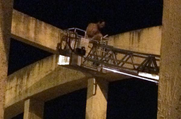 Çıplak halde 2 saat eylem yaptı - Resim: 4