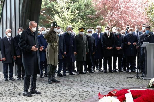 Turgut Özal mezarı başında anıldı! Cumhurbaşkanı Erdoğan, Özal için Kur'an-ı Kerim okudu - Resim: 1