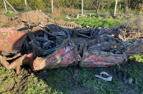 Aydın Kuşadası'nda toprağa gömülü bulunan otomobilin sırrı inceleme sonrası ortaya çıkacak - Resim: 3