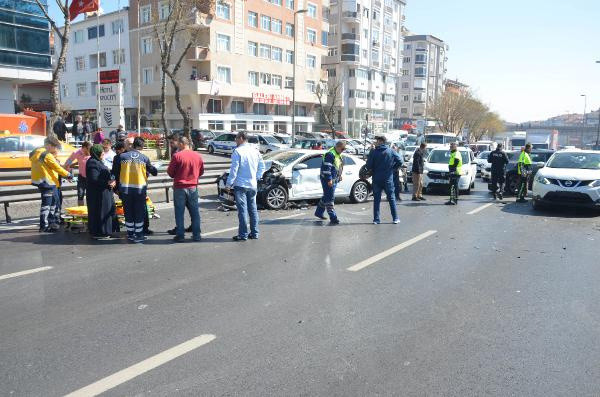 Avcılar'da zincirleme trafik kazası! Trafik kilitlendi - Resim: 0