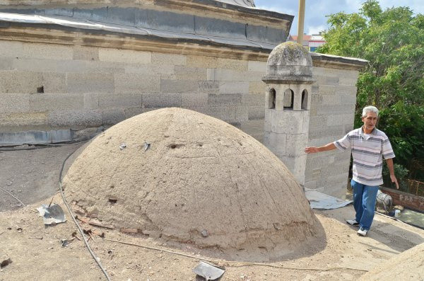500 yıllık caminin kubbelerindeki kurşunları çaldılar - Resim: 1