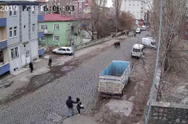 Kars'ta 17 yaşındaki liseli kızı minibüsle kaçırmaya kalktılar! - Resim: 1