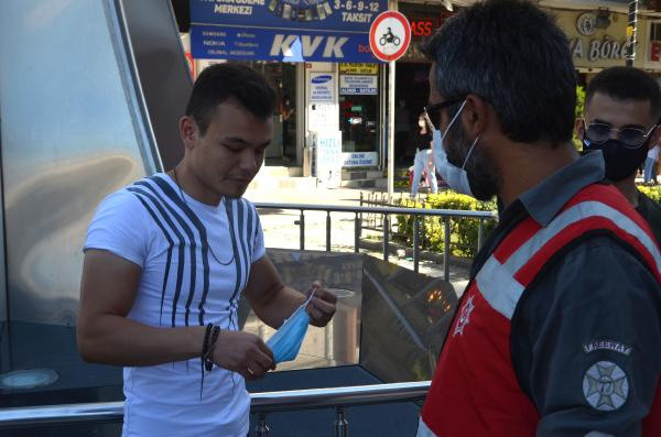 Pes! Avcılar'da polis denetimini gören maskesini taktı - Resim: 0