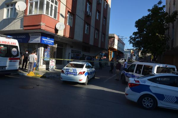 Avcılar'da dehşet! İş yerinin önünde zincirle asılı halde ölü bulundu - Resim: 0