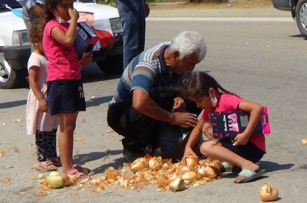 Akşener'in önüne soğan döken vatandaştan itiraf ve özür! İYİ Partililer beni kandırdı - Resim: 0