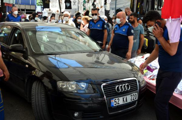 İstanbul'da pazarda görenler şaşkına döndü: 3 tişört alana otomobil bedava - Resim: 2