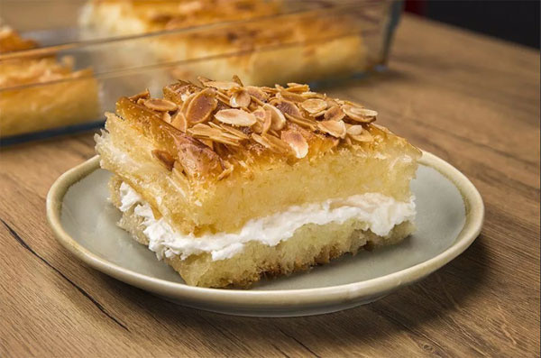 Kocanıza kayınvalidenin yemeklerini unutturacak tarif! İrmikli perde tatlısıyla kaleyi içten fethedin - Resim: 1