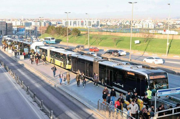 Sefaköy'de metrobüsü karıştıran olay! Genç kız çığlık atınca - Resim: 1