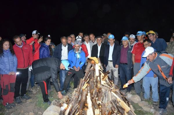 15 Temmuz için Süphan Dağı'na çıkıp demokrasi ateşi yaktılar - Resim: 2