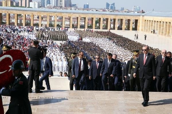 Vatandaşlar Anıtkabir'e akın etti - Resim: 1