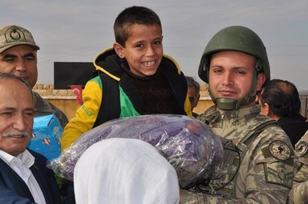 Mehmetçik Cerabluslu çocukların yüzünü güldürdü! - Resim: 4