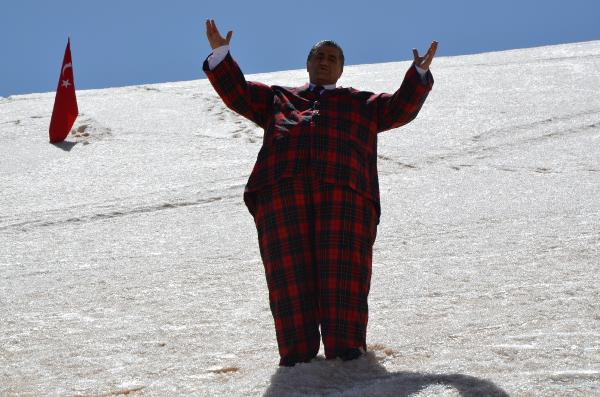 Ünlü türkücü Hakkari'de dağa çıktı kanayan yaraya parmak bastı! - Resim: 1