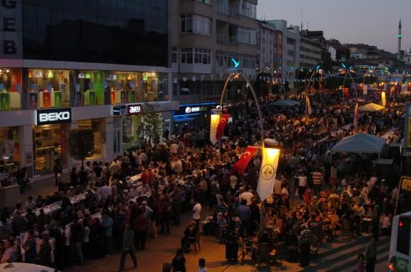 Binlerce kişi aynı sofrada - Resim: 2