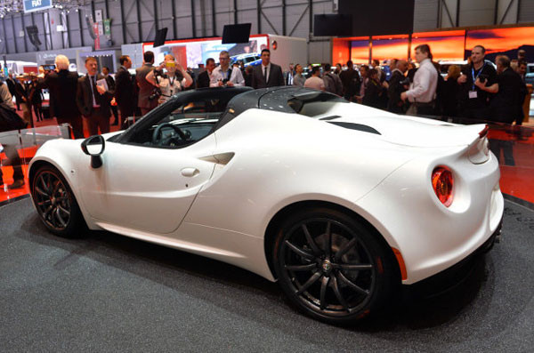 Alfa 4C Spider Cenevre'de görücüye çıktı! - Resim: 2