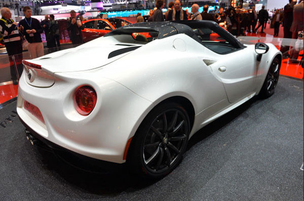 Alfa 4C Spider Cenevre'de görücüye çıktı! - Resim: 4