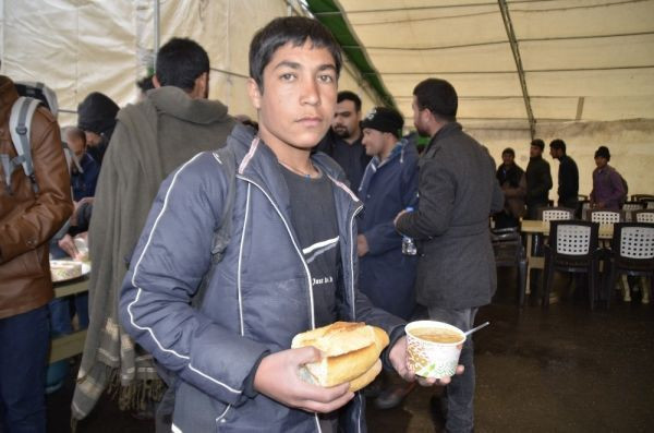 Ağrı Belediye Başkanı Savcı Sayan Suriyelilere sıcak çorba dağıttı gönülleri ısıttı - Resim: 2