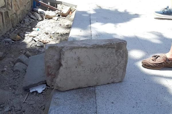 Muğla'da okulun bahçesinde tesadüfen 2 bin 300 yıllık yazıt bulundu - Resim: 2