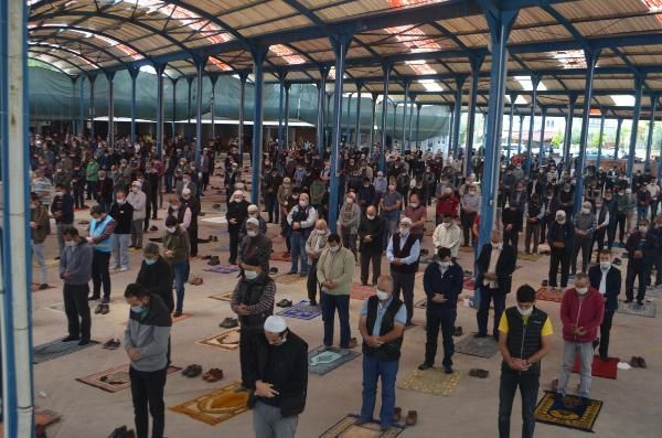 74 gün sonra Cuma namazı kılındı! İşte cumadan sıra dışı fotoğraflar - Resim: 2