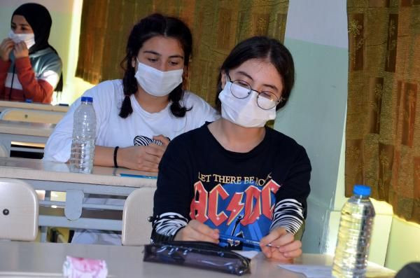 Koronavirüs gölgesinde LGS sınavı sona erdi! İşte dikkat çeken maske detayı - Resim: 1