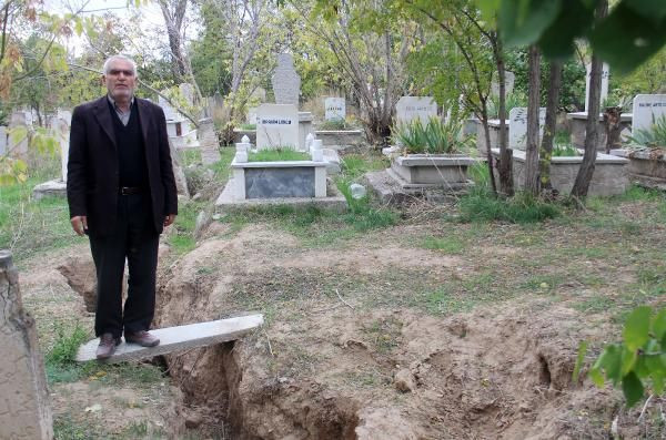 Afyonkarahisar'da ürküten görüntü! Fay hattı boyunca yarık ve obruk çıktı - Resim: 2