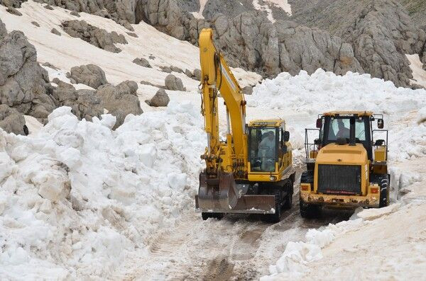 Turistlerin denize girdiği Antalya'da 2,5 metre kar! Kapanan yollar açılıyor - Resim: 4