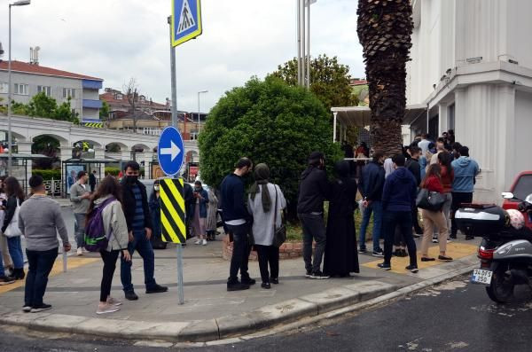 Kademeli normalleşme başladı! Evlendirme dairesi önünde nikah tarihi kuyruğu oluştu - Resim: 1