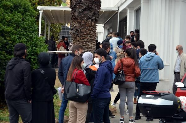 Kademeli normalleşme başladı! Evlendirme dairesi önünde nikah tarihi kuyruğu oluştu - Resim: 2