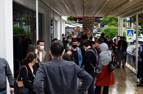 Kademeli normalleşme başladı! Evlendirme dairesi önünde nikah tarihi kuyruğu oluştu - Resim: 3