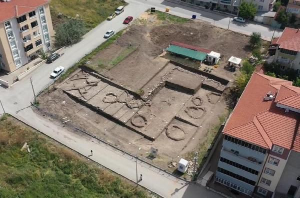 Bilecik'te apartman bahçesinde bulundu! Gören şaştı kaldı: Gömü tespit ettik - Resim: 1