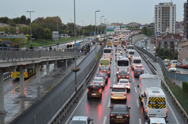 İstanbul’da yağmur trafiği felç etti - Resim: 0