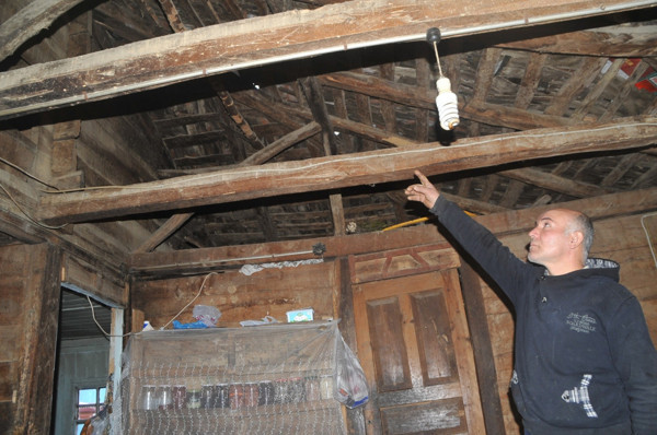 Samsun'da anne-oğlun dramı yürek burkuyor: Tek başına aç susuz - Resim: 0