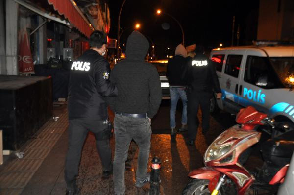 Karaman'da polisin kapattığı kahvehaneyi 2 saat sonra yeniden açtılar! 24 kişi gözaltına alındı - Resim: 0
