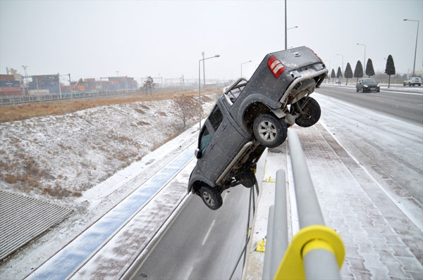 Konya'da bariyerlere çarpan pikap üst geçitte asılı kaldı! Sürücü hafif yaralandı - Resim: 0