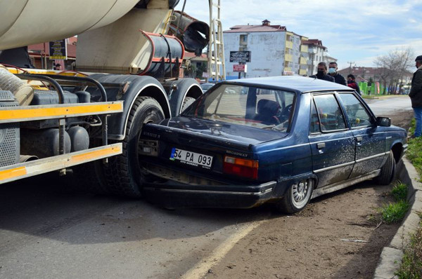 Kaza yapmaktan kaçması fayda etmedi! Sakarya'da beton mikseriyle çarpıştı - Resim: 0