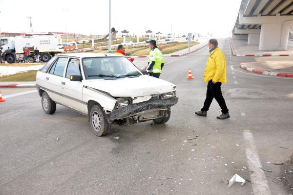 Karaman'da feci kaza! İki araç çarpışıp savruldu takla attı - Resim: 0