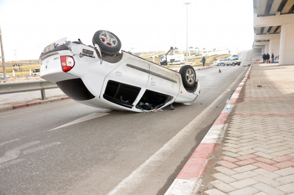 Karaman'da feci kaza! İki araç çarpışıp savruldu takla attı - Resim: 1