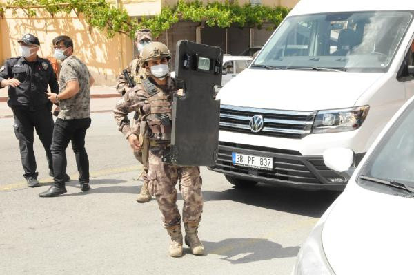 Kayseri'de pencereden tüfekle rastgele ateş açtı! 1 kişi yaralandı - Resim: 0