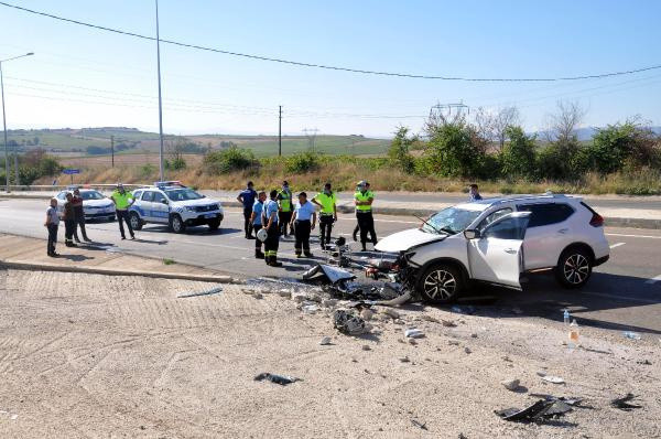 Tekirdağ'da araç yol kenarında duvara çarptı! Feci kazada yürek yakan ölümler - Resim: 0