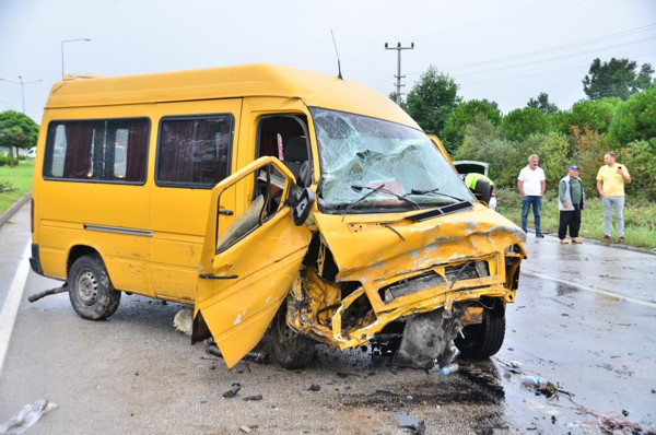 Samsun'da karşı şeride geçip kafa kafaya çarpıştı! Meğer bakın nereye gidiyormuş - Resim: 0