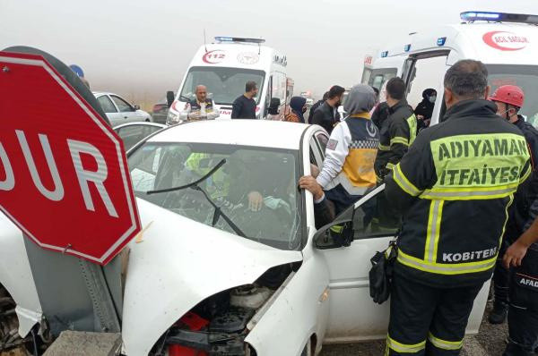 Adıyaman'da feci kaza! Otomobil beton bariyere çarptı ölü ve yaralılar var - Resim: 0