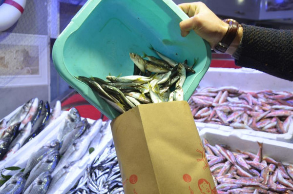 Kar yağışıyla balık tezgahlarında bolluk yaşandı! Hamsinin fiyatı ucuzladı - Resim: 0