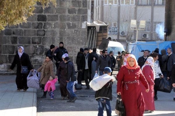 Diyarbakır Sur'dan kaçış! Tası tarağı toplayan... - Resim: 2