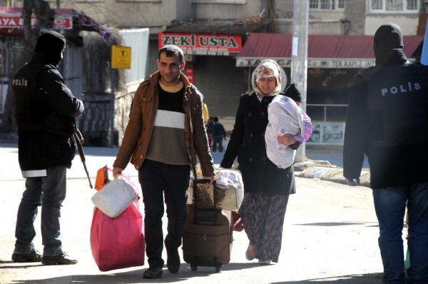 Diyarbakır Sur'dan kaçış! Tası tarağı toplayan... - Resim: 4