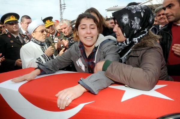 Şehidin tabutu açıldı nişanlısı bayıldı - Resim: 1