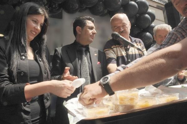 Kına dağıtıp iş yerini kapattı - Resim: 1