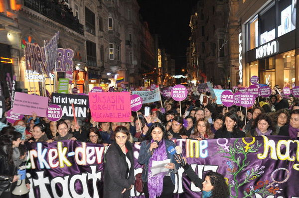 Yüzlerce kadın, İstiklal Caddesi’nde ‘kadına şiddeti’ protesto etti - Resim: 4