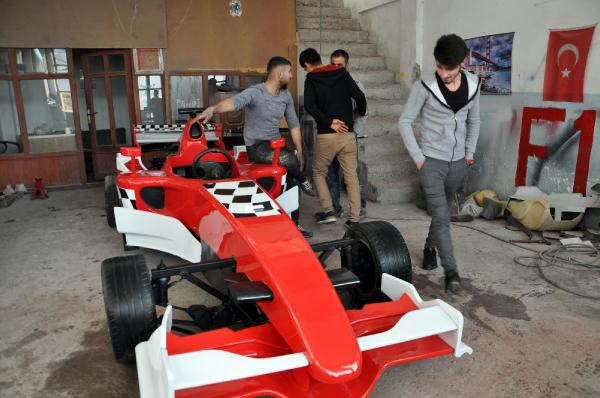Hurda otomobil ve traktör parçalarından Formula aracı yaptı! - Resim: 1