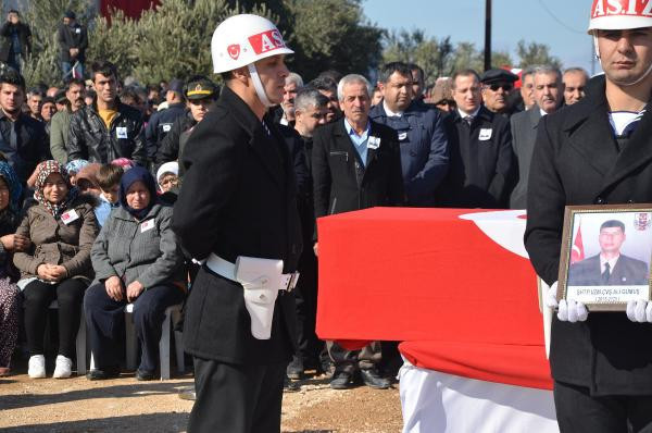Zeytin Dalı şehidini binler uğurladı - Resim: 4