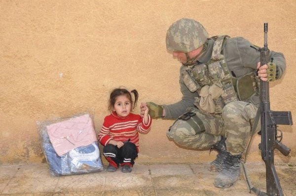 Mehmetçik Cerabluslu çocukların yüzünü güldürdü! - Resim: 2